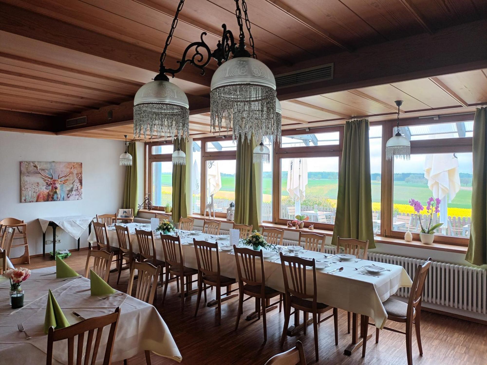 Landgasthof/Hotel Hirsch Im Gruenen Mehrstetten Esterno foto